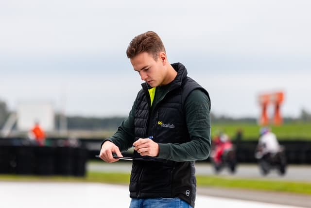 Dion Otten, oprichter van 66 RaceLab, trackside tijdens een coachingsessie